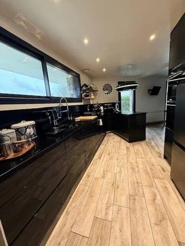 Vente                                                      Villa
                        
                     7 pièces                      253 m2                     à Viarmes
