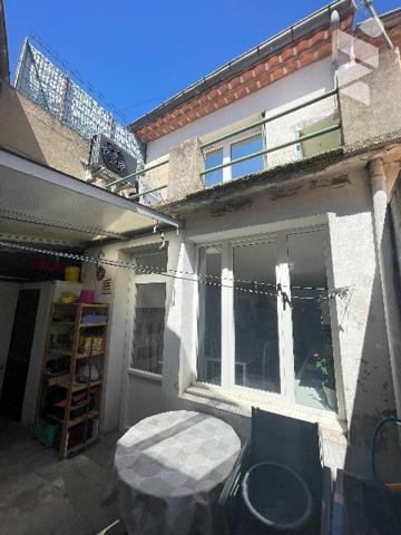 MDV  rénovée en 2024
D’une surface habitable de 90 m²  sur 2 niveaux, la cuisine donne sur une cour