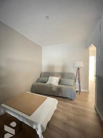 MDV  rénovée en 2024
D’une surface habitable de 90 m²  sur 2 niveaux, la cuisine donne sur une cour