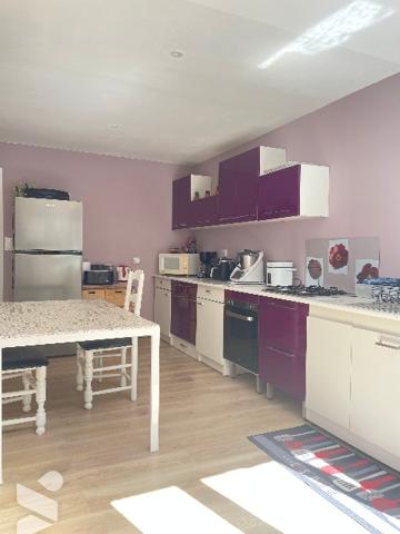 MDV  rénovée en 2024
D’une surface habitable de 90 m²  sur 2 niveaux, la cuisine donne sur une cour