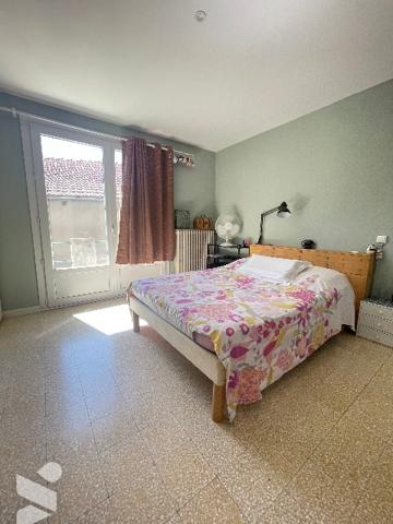MDV  rénovée en 2024
D’une surface habitable de 90 m²  sur 2 niveaux, la cuisine donne sur une cour
