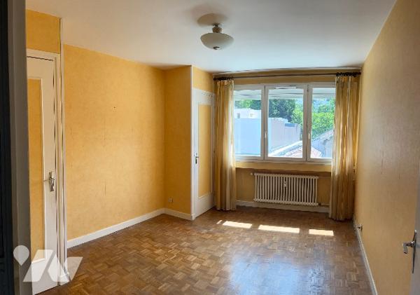 Saint-Etienne Rond-Point, F5 97 m2 , GARAGE  + 1 place de PARKING extérieure, à rafraichir 95 000 €