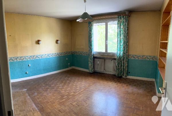 Saint-Etienne Rond-Point, F5 97 m2 , GARAGE  + 1 place de PARKING extérieure, à rafraichir 95 000 €