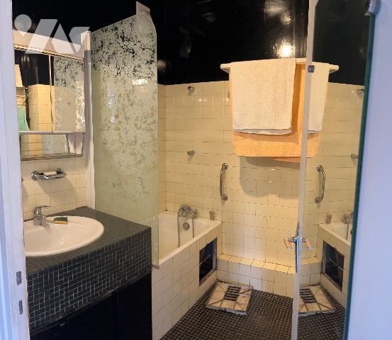 Saint-Etienne Rond-Point, F5 97 m2 , GARAGE  + 1 place de PARKING extérieure, à rafraichir 95 000 €