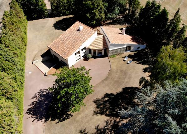 Sèvres-Anxaumont (86800) Maison d’architecte – 4 ch + 1 à aménager – Terrain 3 000 m² – Calme absolu – Sèvres-Anxaumont