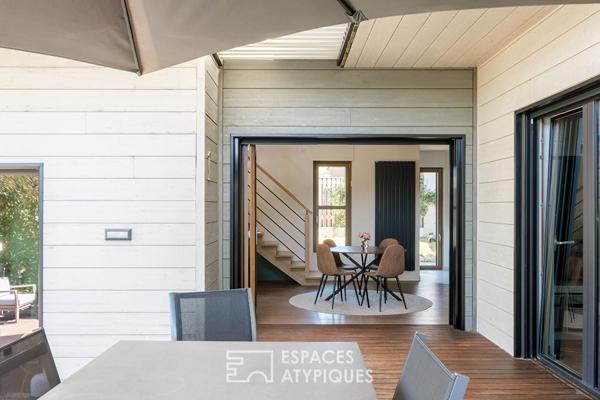 Contemporaine à ossature bois et vue dans un cadre verdoyant