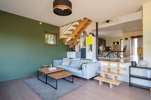 Contemporaine à ossature bois et vue dans un cadre verdoyant
