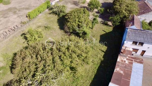 Beau Terrain constructible en plein cœur de St Gervais les Trois Clochers

Terrain semi clôturé et arboré, Parcelle de 1 308 m² issu d'une division parcellaire.

façade sur voirie de 5 mètres environ correspondant à la largeur du chemin privé rattaché à la parcelle. 

La parcelle est à viabiliser, réseaux en bordure de voirie dont Tout à l'Egout.

Certificat d'urbanisme validé, division parcellaire enregistrée, bornage réalisé en Mai 2026.

Etude de sol G1 réalisée également.
