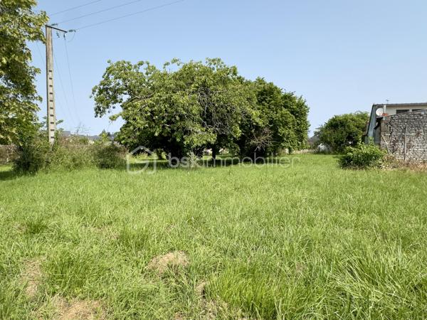 Beau Terrain constructible en plein cœur de St Gervais les Trois Clochers

Terrain semi clôturé et arboré, Parcelle de 1 308 m² issu d'une division parcellaire.

façade sur voirie de 5 mètres environ correspondant à la largeur du chemin privé rattaché à la parcelle. 

La parcelle est à viabiliser, réseaux en bordure de voirie dont Tout à l'Egout.

Certificat d'urbanisme validé, division parcellaire enregistrée, bornage réalisé en Mai 2026.

Etude de sol G1 réalisée également.