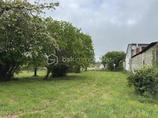 Beau Terrain constructible en plein cœur de St Gervais les Trois Clochers

Terrain semi clôturé et arboré, Parcelle de 1 308 m² issu d'une division parcellaire.

façade sur voirie de 5 mètres environ correspondant à la largeur du chemin privé rattaché à la parcelle. 

La parcelle est à viabiliser, réseaux en bordure de voirie dont Tout à l'Egout.

Certificat d'urbanisme validé, division parcellaire enregistrée, bornage réalisé en Mai 2026.

Etude de sol G1 réalisée également.