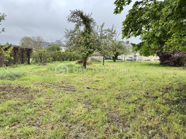 Beau Terrain constructible en plein cœur de St Gervais les Trois Clochers

Terrain semi clôturé et arboré, Parcelle de 1 308 m² issu d'une division parcellaire.

façade sur voirie de 5 mètres environ correspondant à la largeur du chemin privé rattaché à la parcelle. 

La parcelle est à viabiliser, réseaux en bordure de voirie dont Tout à l'Egout.

Certificat d'urbanisme validé, division parcellaire enregistrée, bornage réalisé en Mai 2026.

Etude de sol G1 réalisée également.