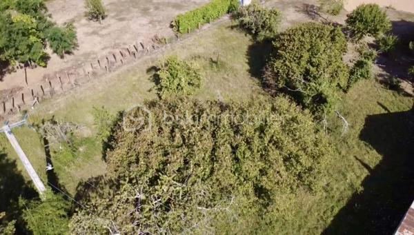 Beau Terrain constructible en plein cœur de St Gervais les Trois Clochers

Terrain semi clôturé et arboré, Parcelle de 1 308 m² issu d'une division parcellaire.

façade sur voirie de 5 mètres environ correspondant à la largeur du chemin privé rattaché à la parcelle. 

La parcelle est à viabiliser, réseaux en bordure de voirie dont Tout à l'Egout.

Certificat d'urbanisme validé, division parcellaire enregistrée, bornage réalisé en Mai 2026.

Etude de sol G1 réalisée également.
