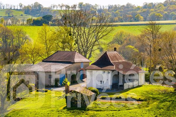 Corps de ferme rénové avec dépendance et terre agricole