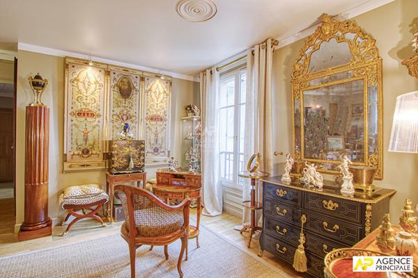 Versailles Chantiers Appartement 4 pièces 82 m² situé au 1er étage avec ascenseur, cave et parking double en enfilade en sous sol €620 000 ** - Référence 26754