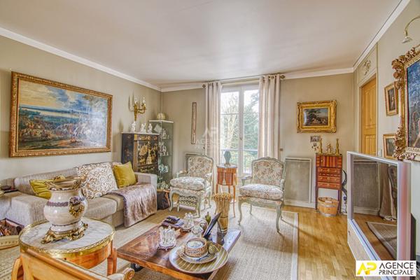 Versailles Chantiers Appartement 4 pièces 82 m² situé au 1er étage avec ascenseur, cave et parking double en enfilade en sous sol €620 000 ** - Référence 26754