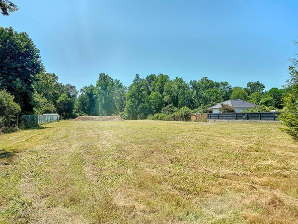 A vendre à ASSAT en limite de MEILLON Terrain constructible viabilisé de 2369 m² au calme et en fond d'impasse