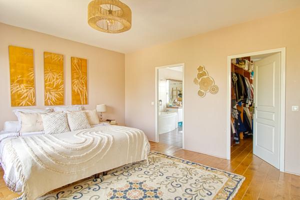 Magnifique propriété avec piscine dans la ZAC des deux golfs