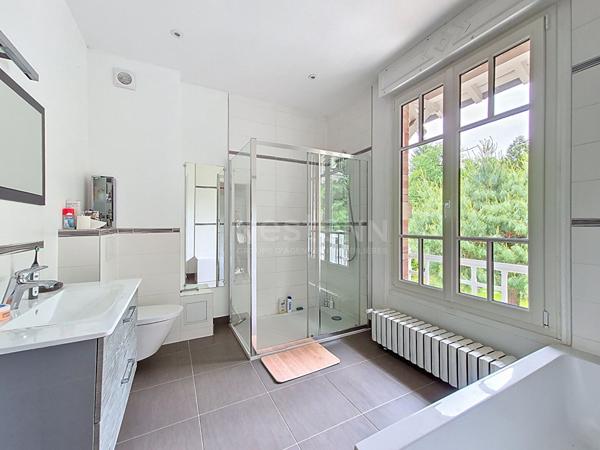 Maison avec dépendances, 12 Pièces 250 m² habitables, parc de 4500 m²