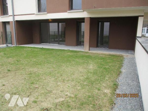 Dans résidence récente, au rez-de-chaussée : APPARTEMENT comprenant entrée-séjour-salon-cuisine...