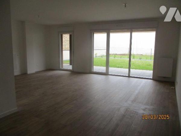 Dans résidence récente, au rez-de-chaussée : APPARTEMENT comprenant entrée-séjour-salon-cuisine...