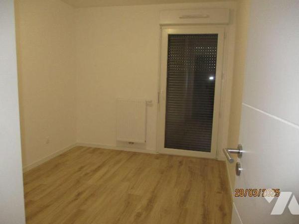 Dans résidence récente, au rez-de-chaussée : APPARTEMENT comprenant entrée-séjour-salon-cuisine...