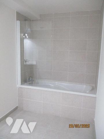 Dans résidence récente, au rez-de-chaussée : APPARTEMENT comprenant entrée-séjour-salon-cuisine...