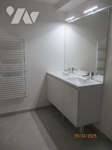 Dans résidence récente, au rez-de-chaussée : APPARTEMENT comprenant entrée-séjour-salon-cuisine...