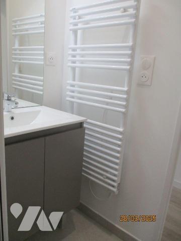 Dans résidence récente, au rez-de-chaussée : APPARTEMENT comprenant entrée-séjour-salon-cuisine...