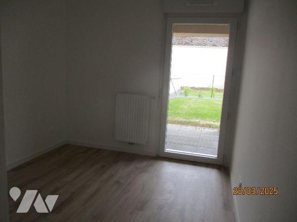 Dans résidence récente, au rez-de-chaussée : APPARTEMENT comprenant entrée-séjour-salon-cuisine...