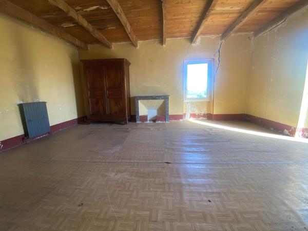 Maison, grange, dépendances, grand terrain.