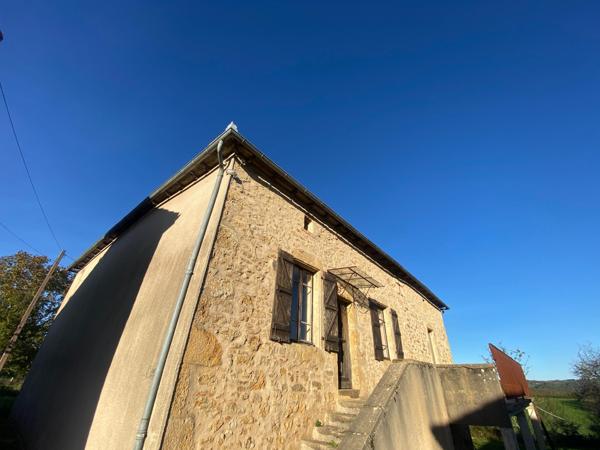 Maison, grange, dépendances, grand terrain.