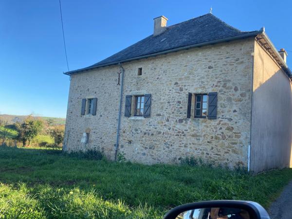 Maison, grange, dépendances, grand terrain.
