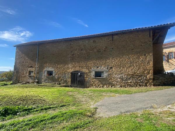 Maison, grange, dépendances, grand terrain.