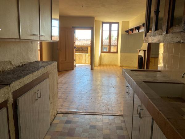 Maison, grange, dépendances, grand terrain.