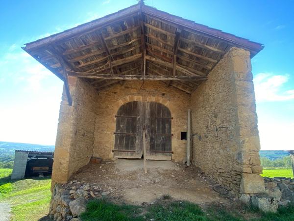 Maison, grange, dépendances, grand terrain.