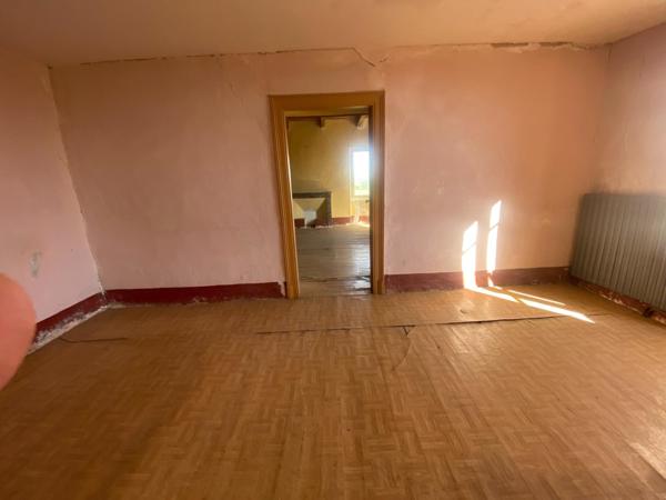 Maison, grange, dépendances, grand terrain.