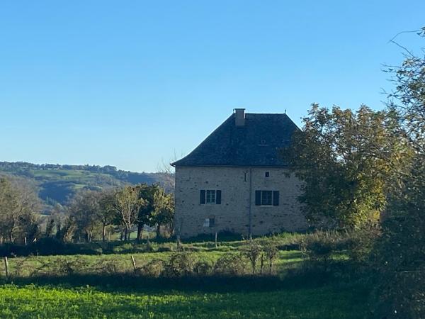 Maison, grange, dépendances, grand terrain.