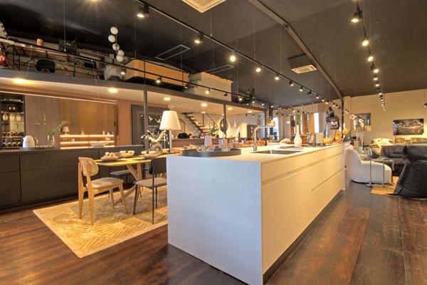 Boé Zone Commercial - Local commercial de 325m² lumineux et traversant avec terrasse de 132 m² et places de parking.