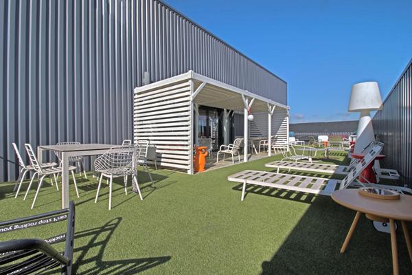 Boé Zone Commercial - Local commercial de 325m² lumineux et traversant avec terrasse de 132 m² et places de parking.