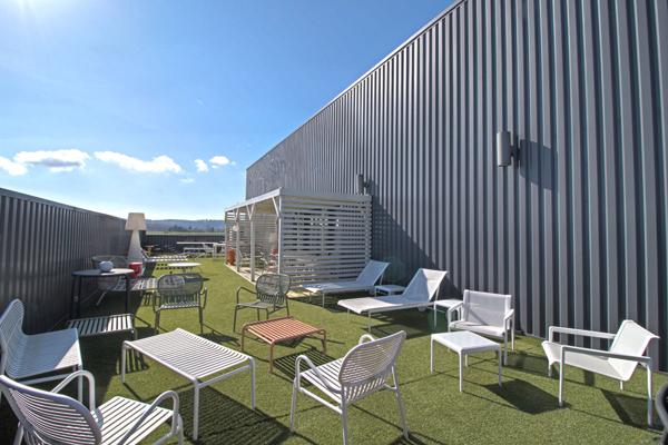 Boé Zone Commercial - Local commercial de 325m² lumineux et traversant avec terrasse de 132 m² et places de parking.