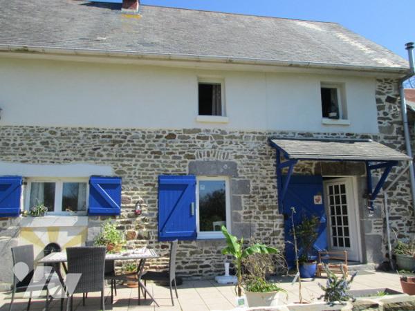 Maison mitoyenne sur un côté ; 4 chambres + grenier aménageable.