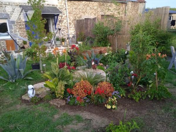 Maison mitoyenne sur un côté ; 4 chambres + grenier aménageable.