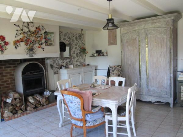 Maison mitoyenne sur un côté ; 4 chambres + grenier aménageable.