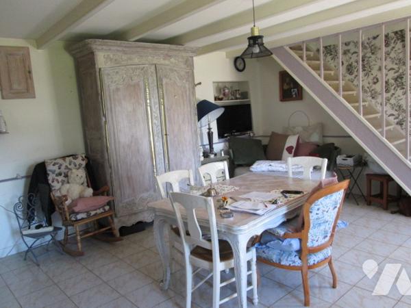 Maison mitoyenne sur un côté ; 4 chambres + grenier aménageable.