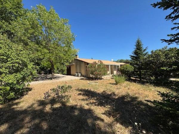 Villa T4 avec deux garages et véranda.