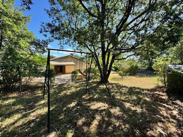 Villa T4 avec deux garages et véranda.