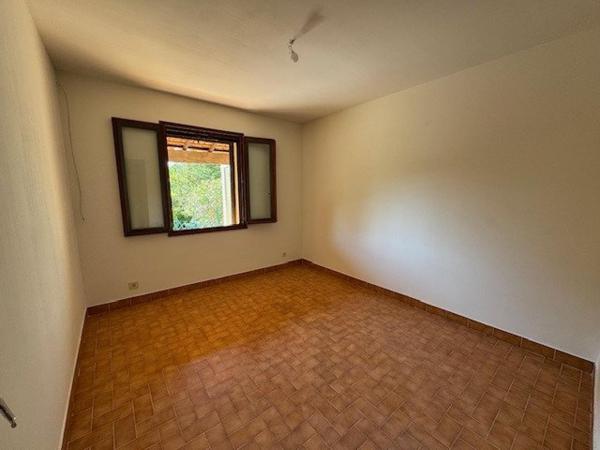 Villa T4 avec deux garages et véranda.