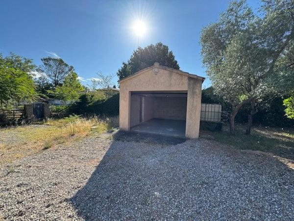 Villa T4 avec deux garages et véranda.