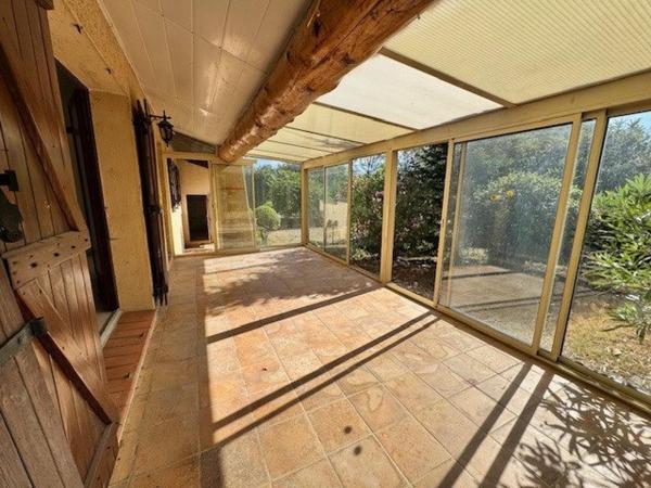 Villa T4 avec deux garages et véranda.