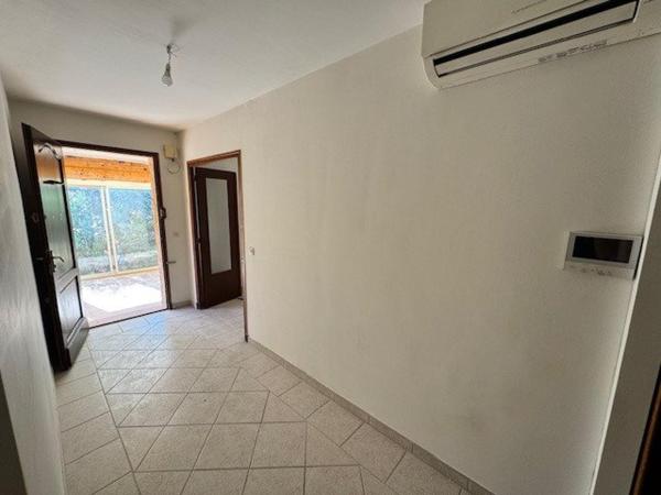 Villa T4 avec deux garages et véranda.